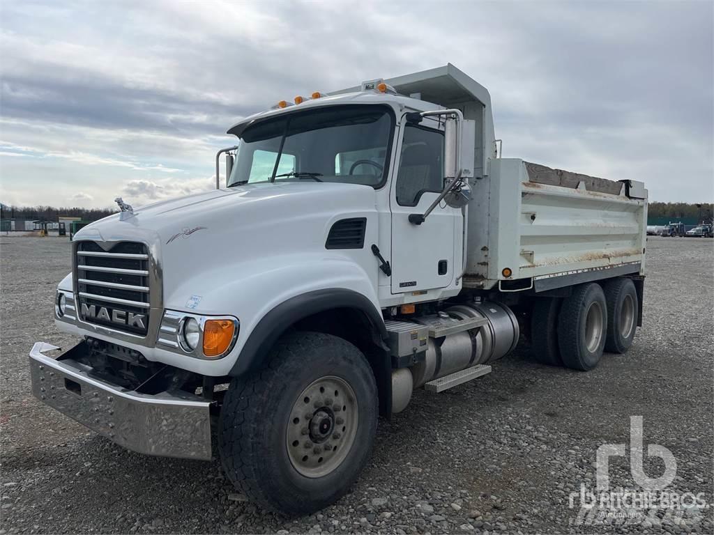Mack CV713 Lastbiler med tip