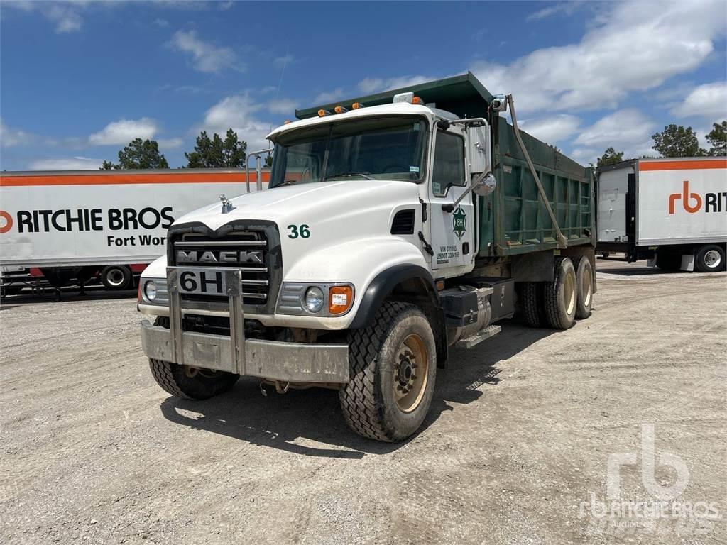 Mack CV713 Lastbiler med tip