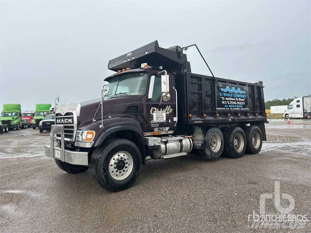 Mack CV713 Lastbiler med tip
