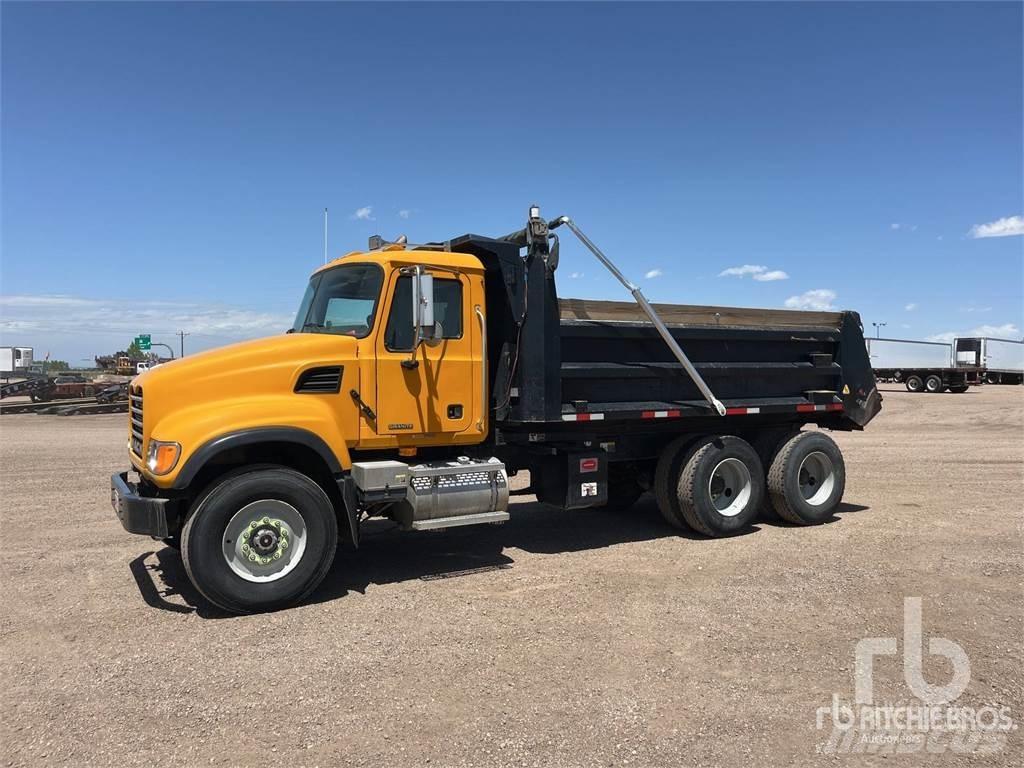 Mack CV713 Lastbiler med tip