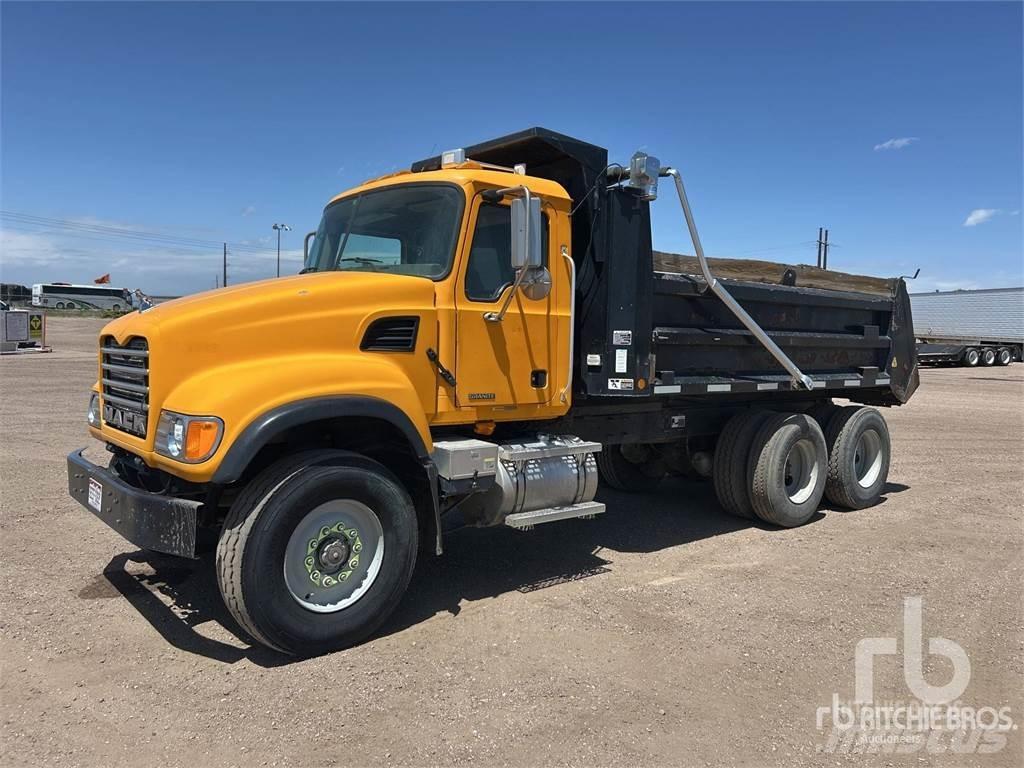 Mack CV713 Lastbiler med tip