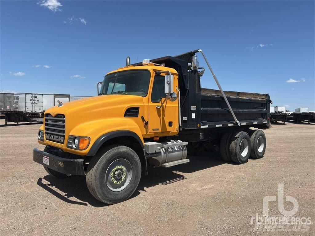 Mack CV713 Lastbiler med tip