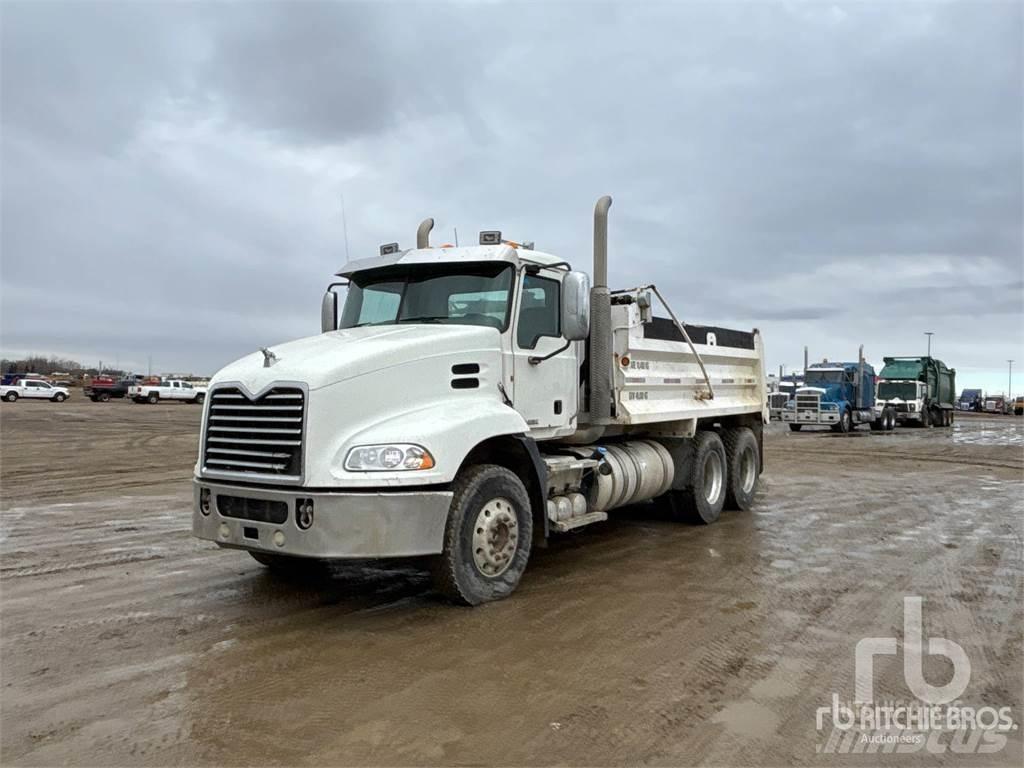 Mack CXU613 Lastbiler med tip