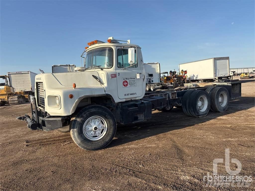Mack DM690S Chassis