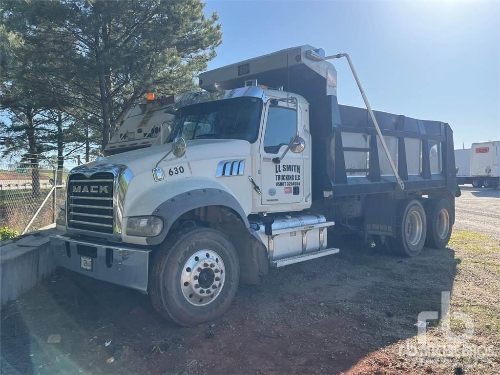Mack GR64F Lastbiler med tip