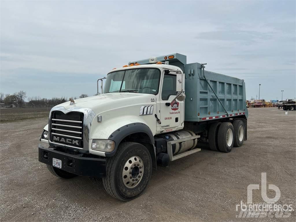 Mack GU713 Lastbiler med tip