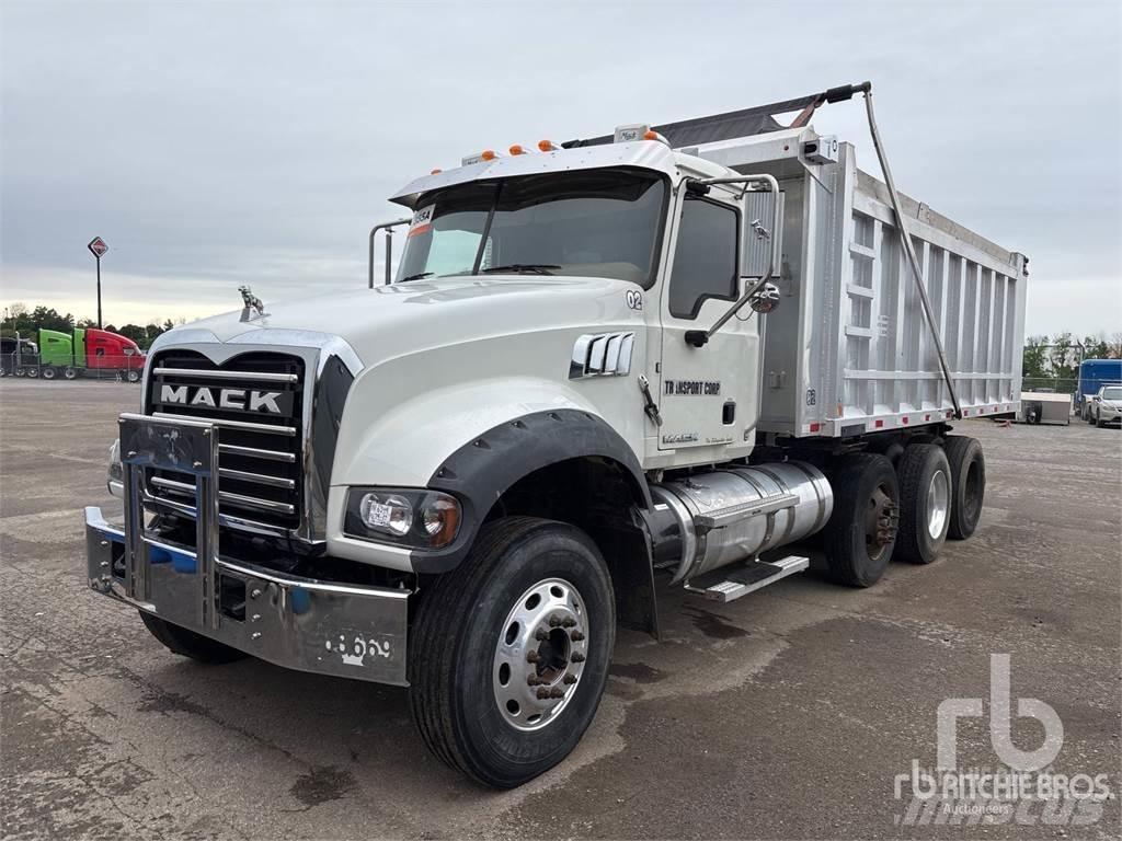 Mack GU713 Lastbiler med tip