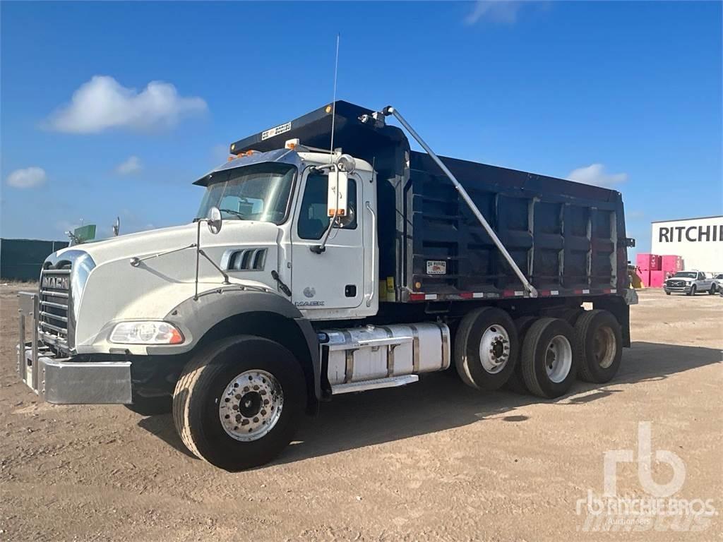 Mack GU813 Lastbiler med tip