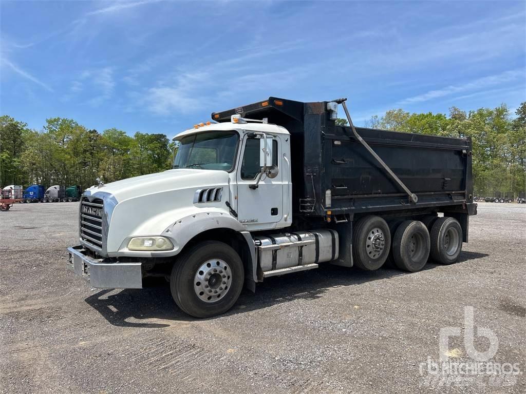 Mack GU813 Lastbiler med tip