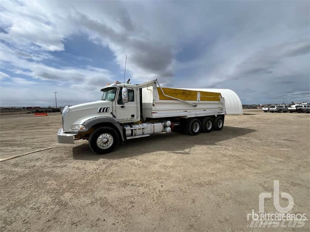 Mack GU814 Lastbiler med tip