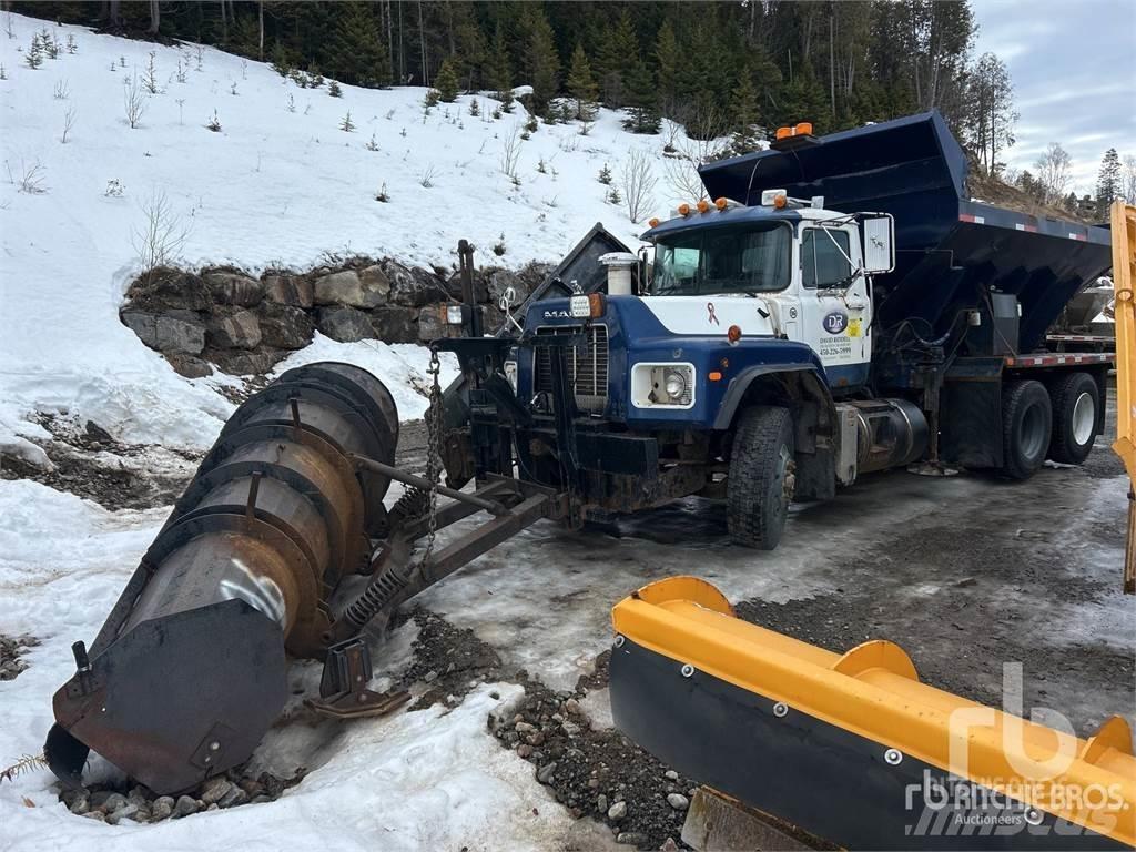 Mack RB688S Sneskovle og -plove