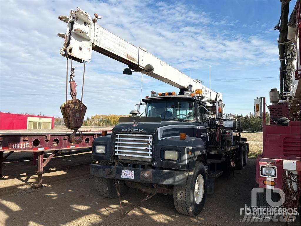 Mack RD688S Lastbil med kran