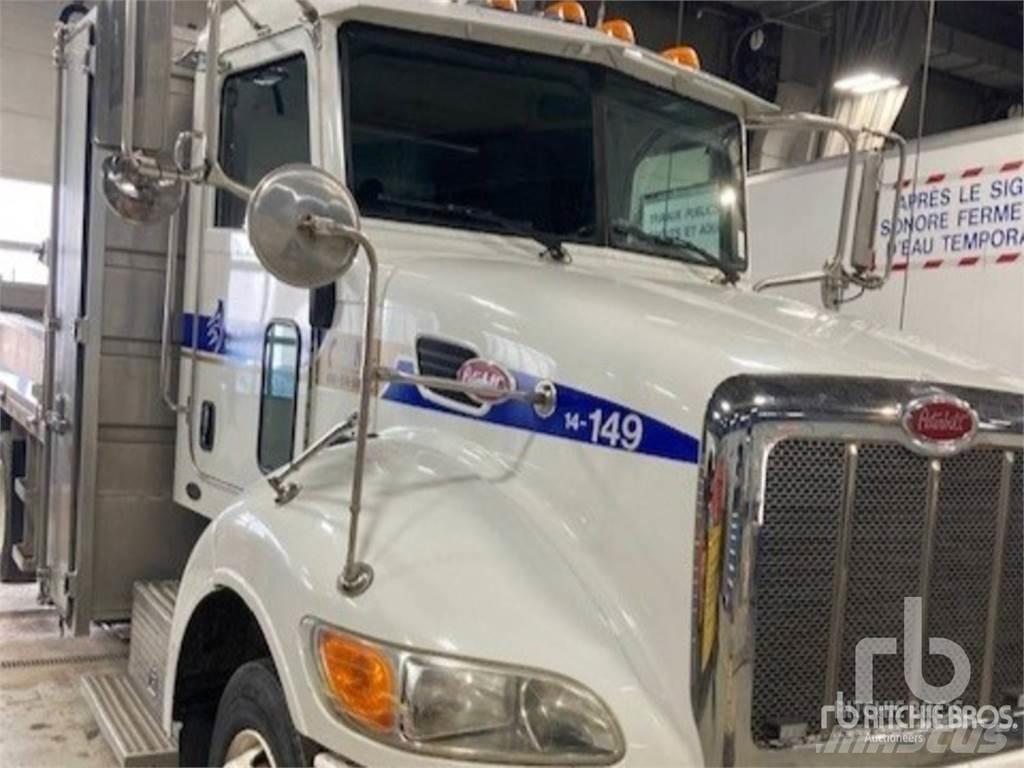 Peterbilt 330 Lastbil med lad/Flatbed