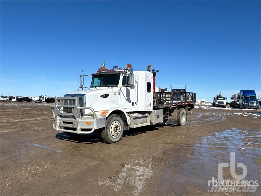 Peterbilt 335 Lastbil med kran