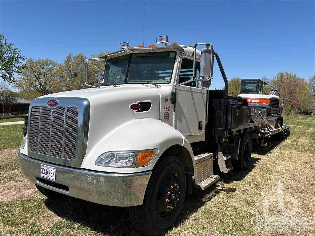 Peterbilt 335 Lastbil med lad/Flatbed