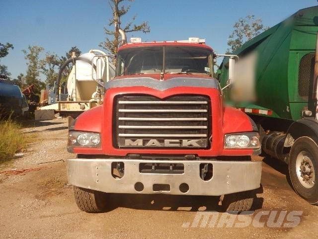 Mack GU713 Lastbiler med tip