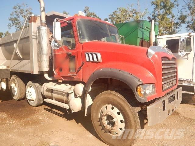 Mack GU713 Lastbiler med tip