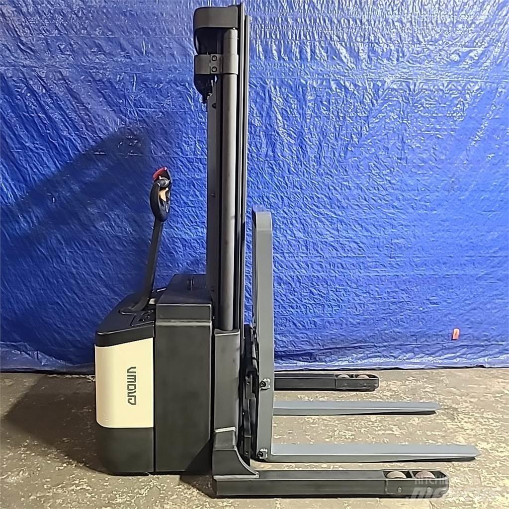Crown WS2300 Selvkørende stablere