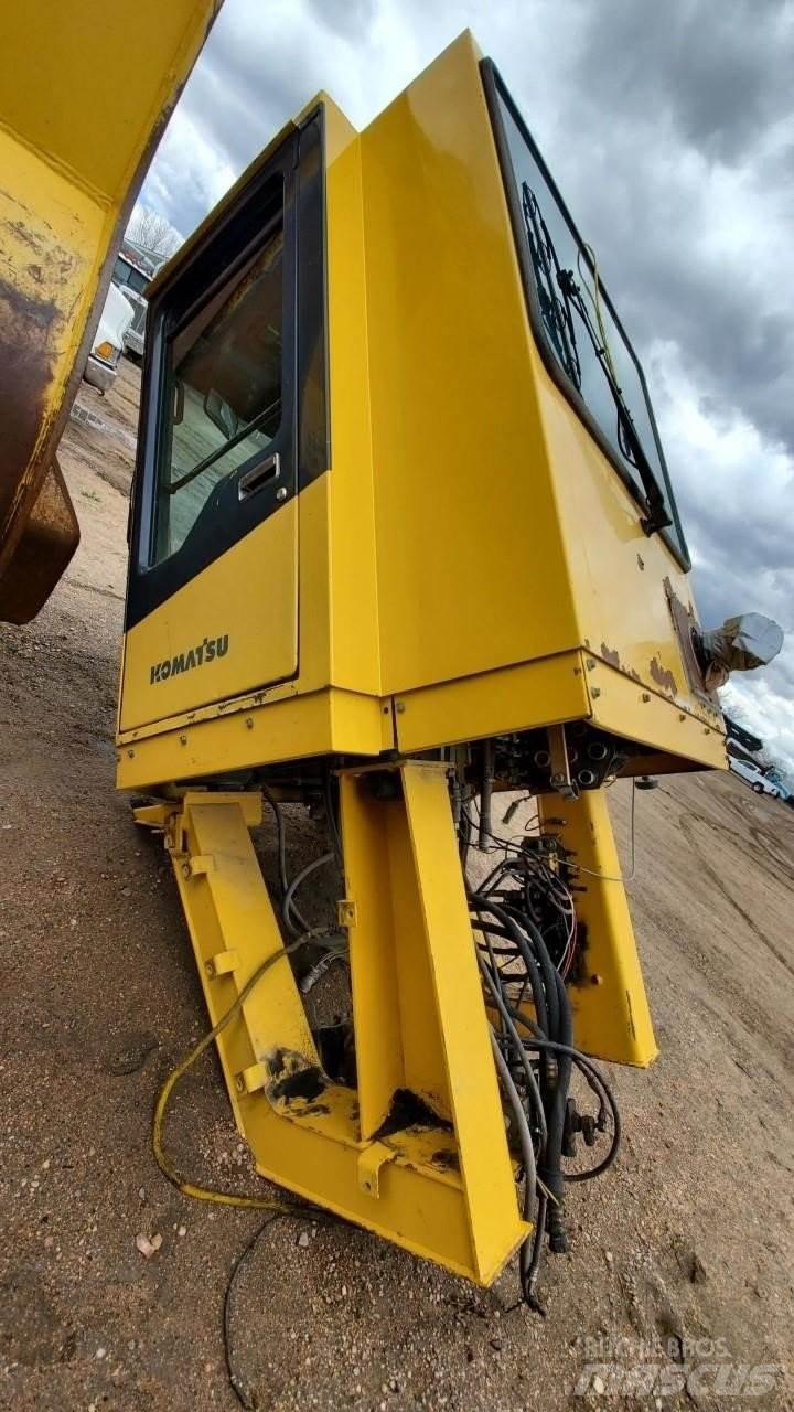 Komatsu WA1200 Kabiner og interiør