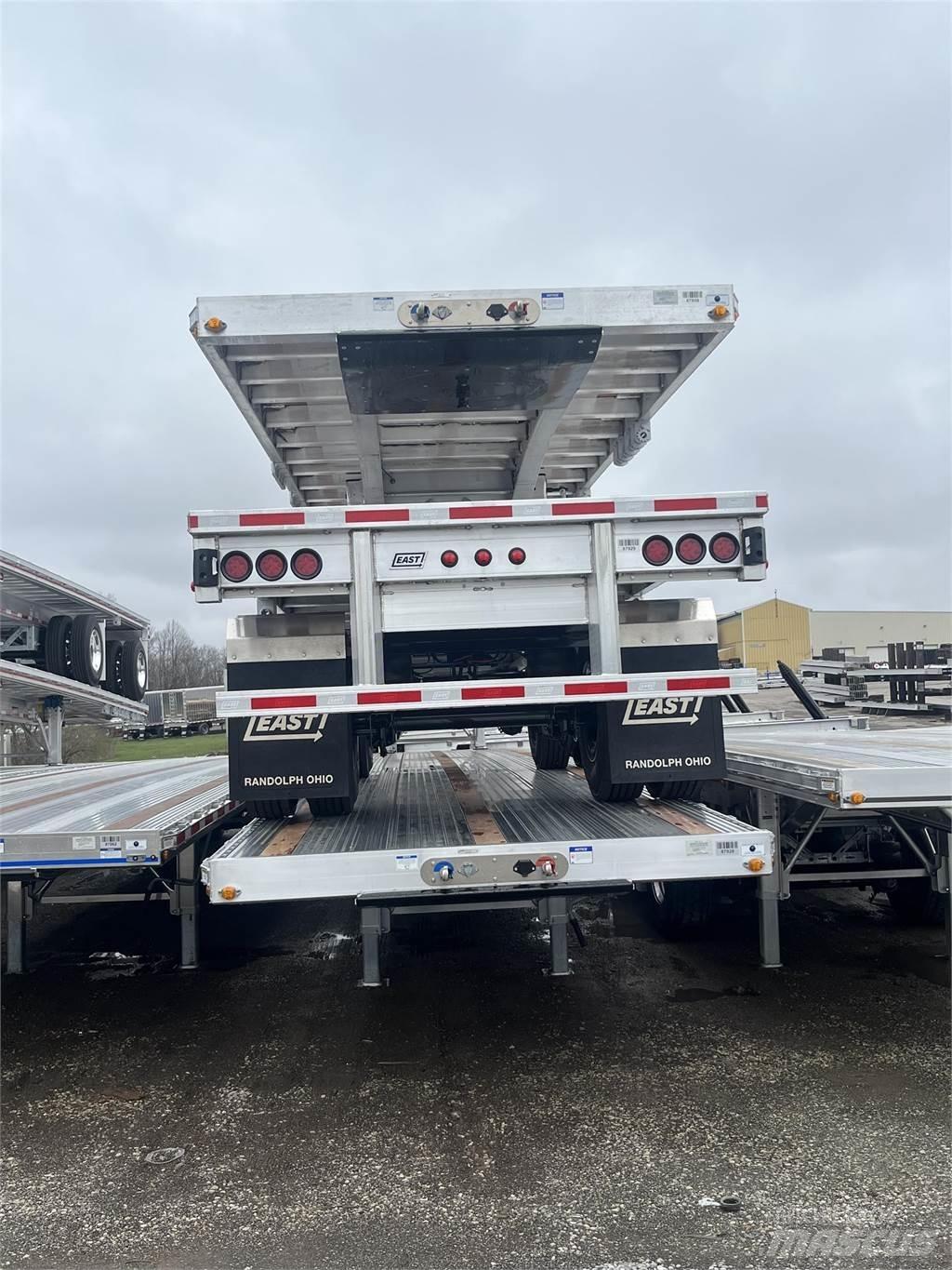 East Mfg FLATBED Anhænger med lad/Flatbed