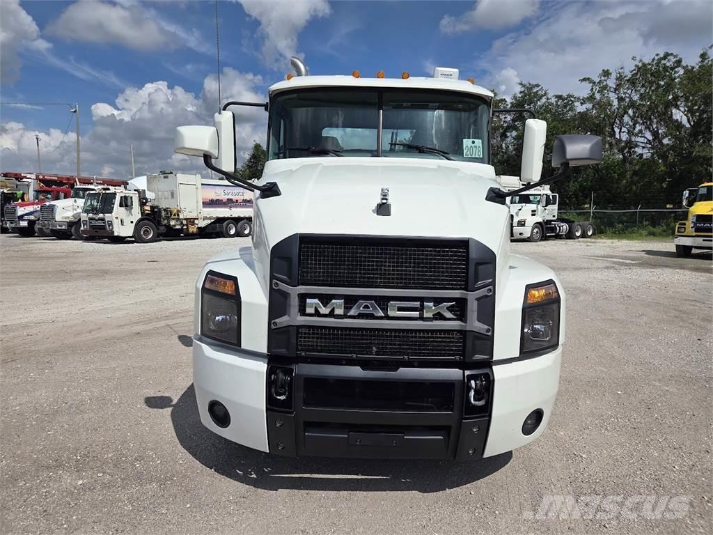 Mack AN64T Trækkere