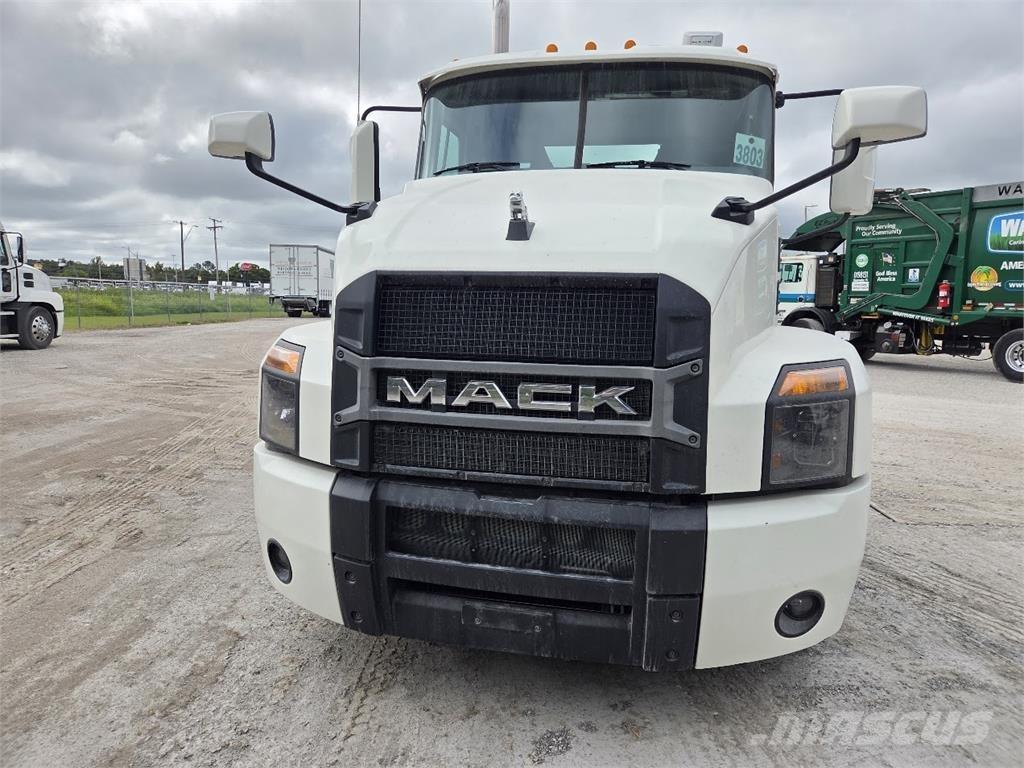 Mack AN64T Trækkere