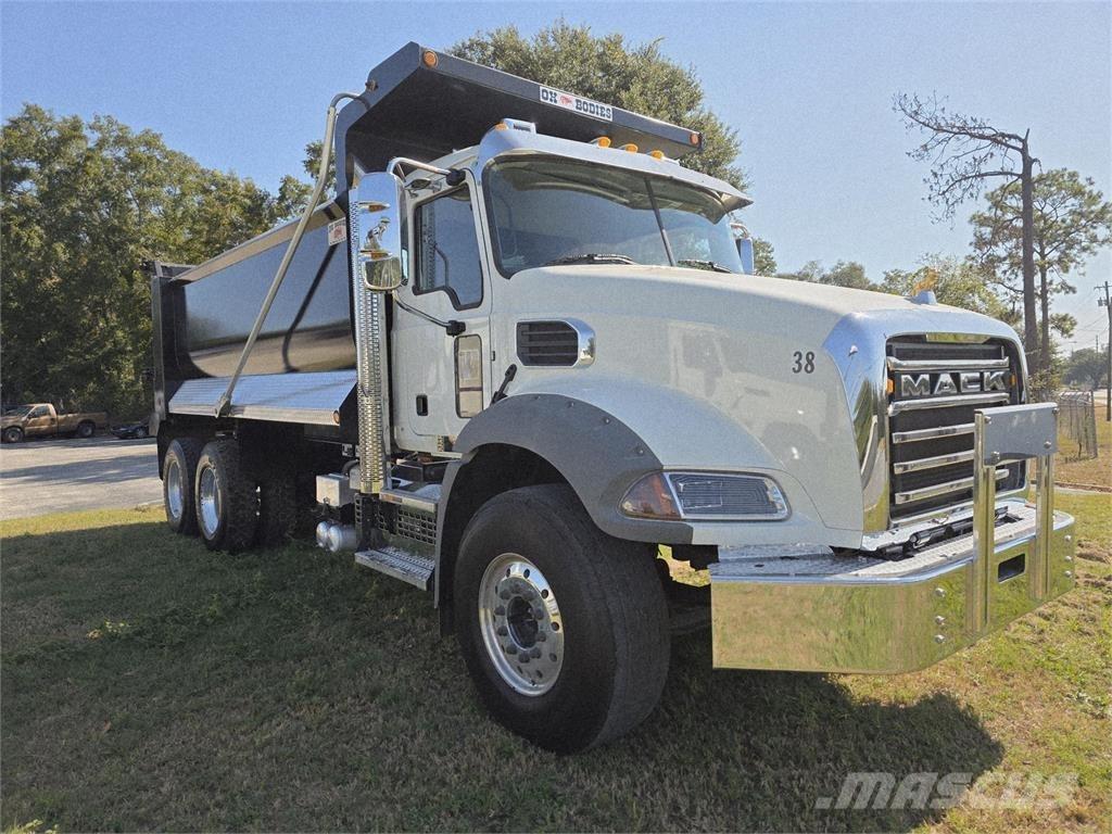 Mack GR64B Lastbiler med tip