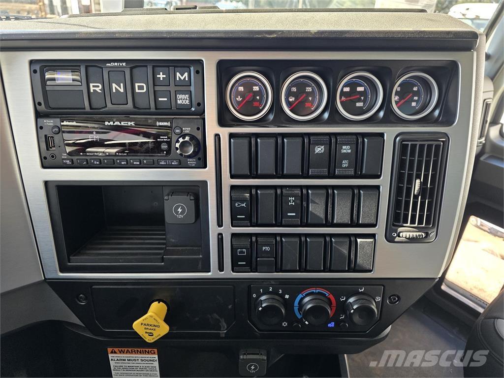 Mack GR64B Lastbiler med tip