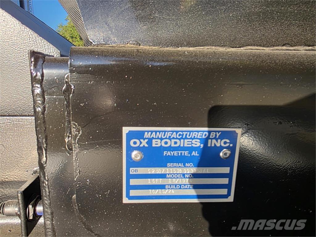 Mack GR64B Lastbiler med tip