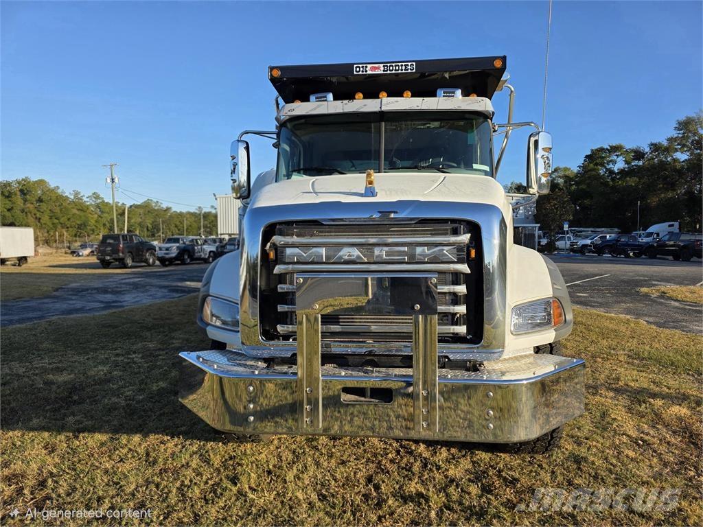 Mack GR64B Lastbiler med tip