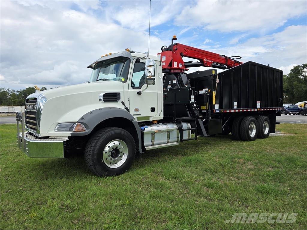 Mack GR64BR Lastbiler med tip