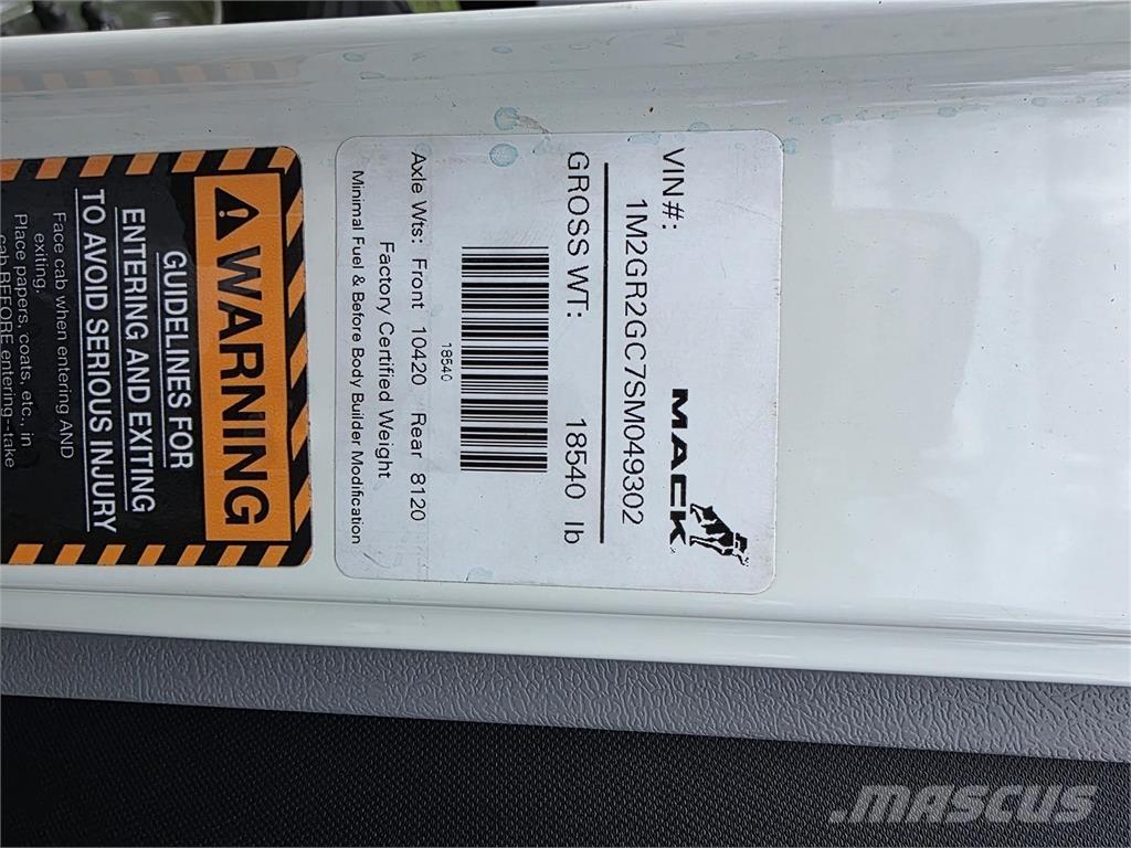 Mack GR64BR Lastbiler med tip