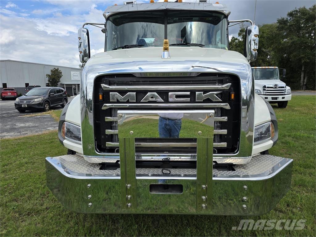 Mack GR64BR Lastbiler med tip