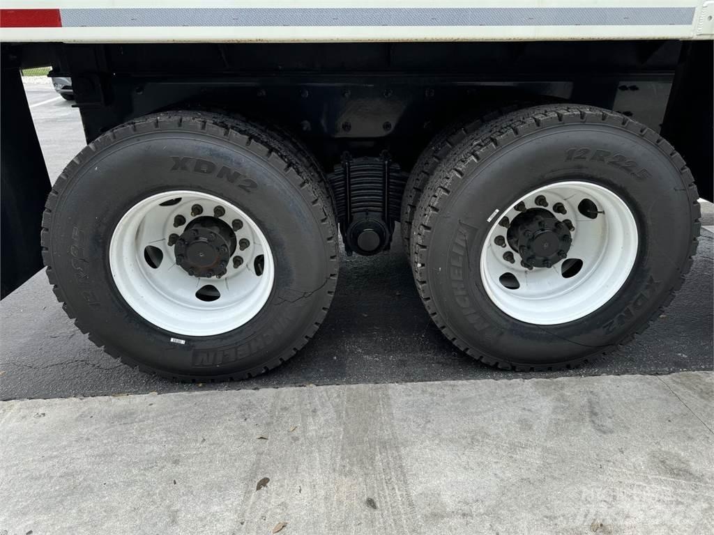 Mack GR64BRX Lastbiler med tip