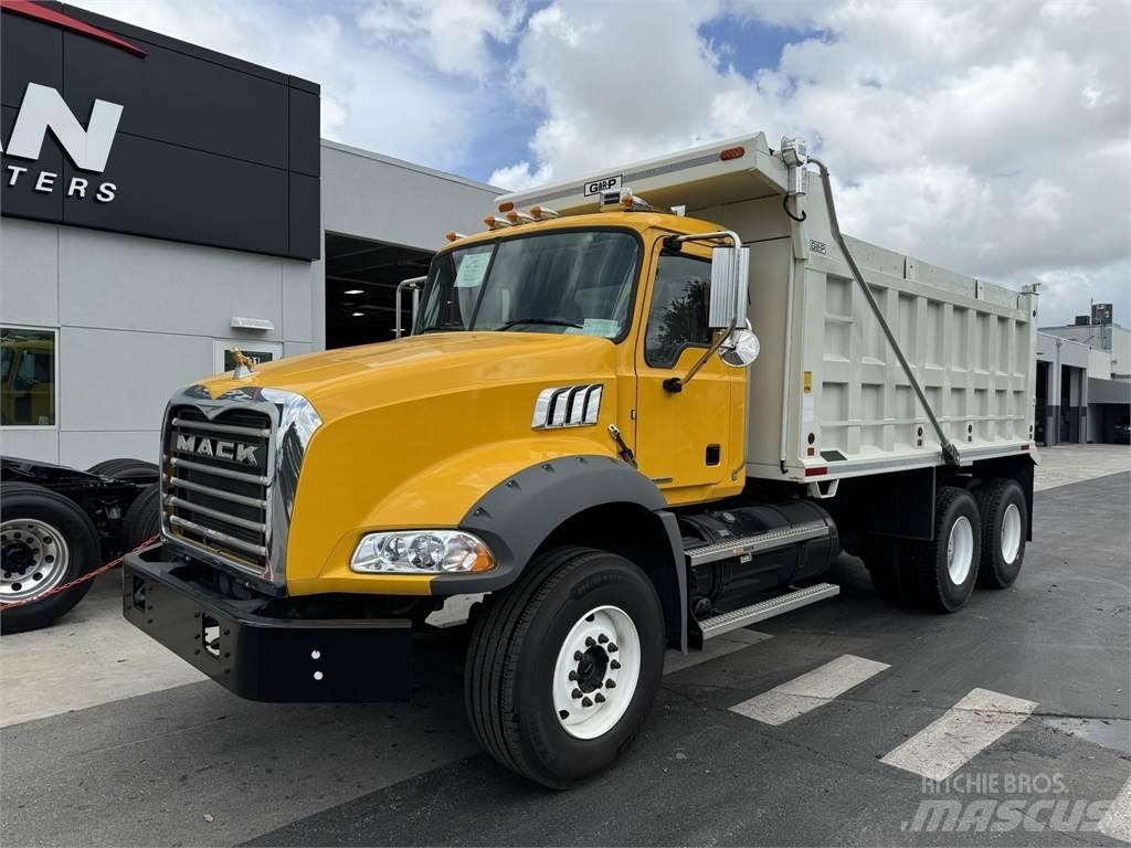 Mack GR64BRX Lastbiler med tip