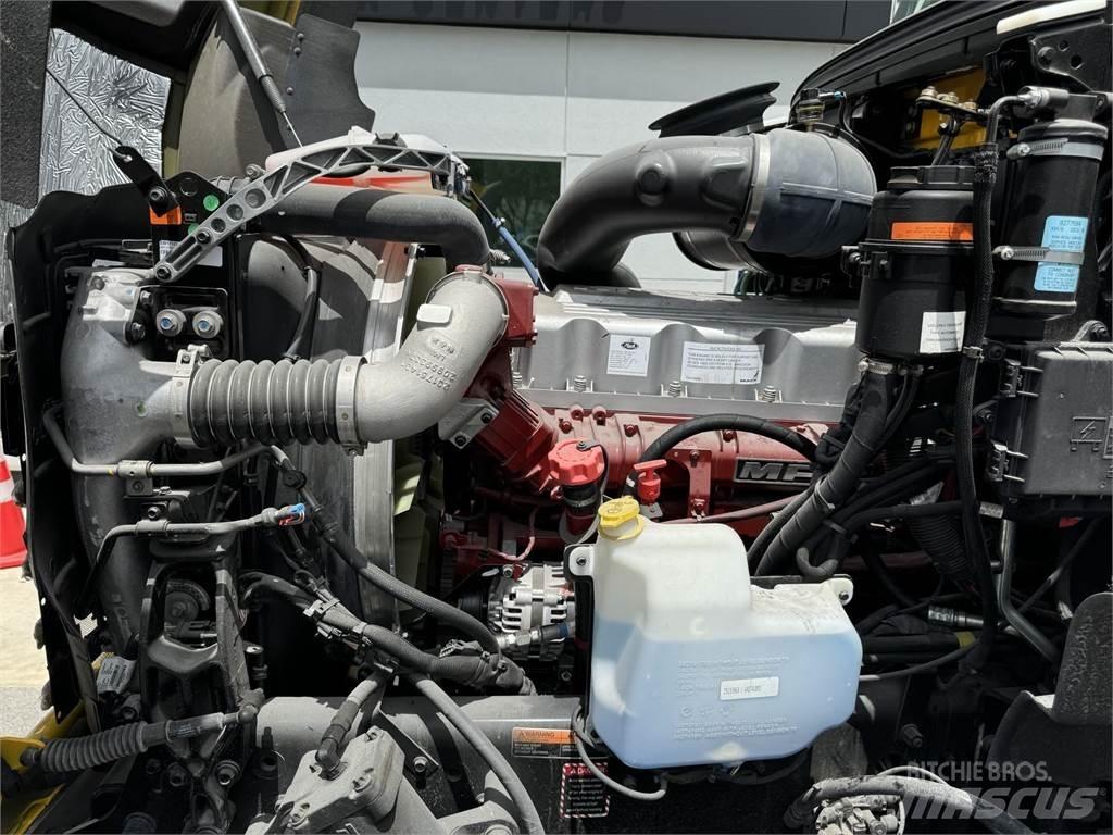 Mack GR64BRX Lastbiler med tip