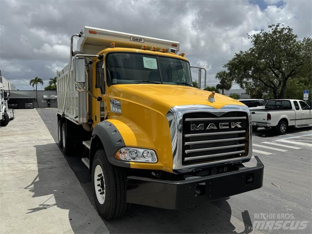 Mack GR64BRX Lastbiler med tip