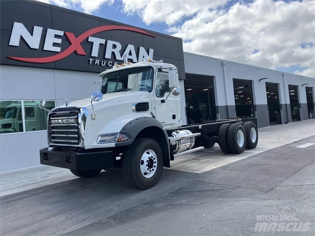 Mack GR64BX Lastbiler med tip
