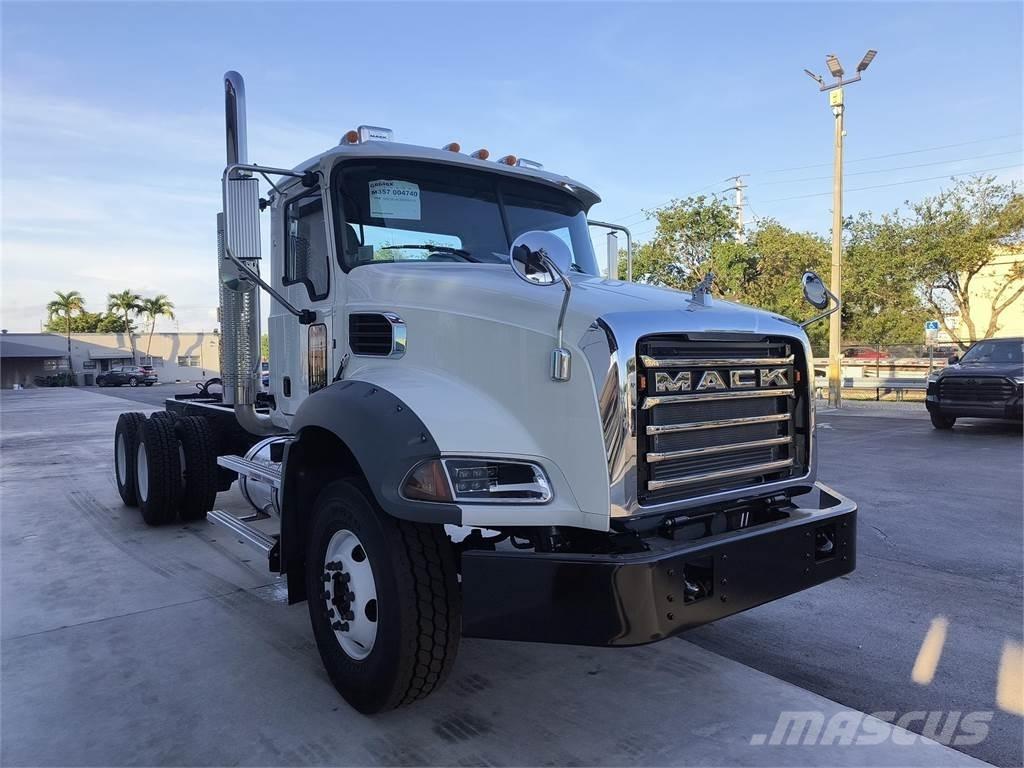 Mack GR64BX Lastbiler med tip