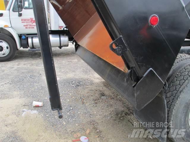 Mack GR64F Lastbiler med tip