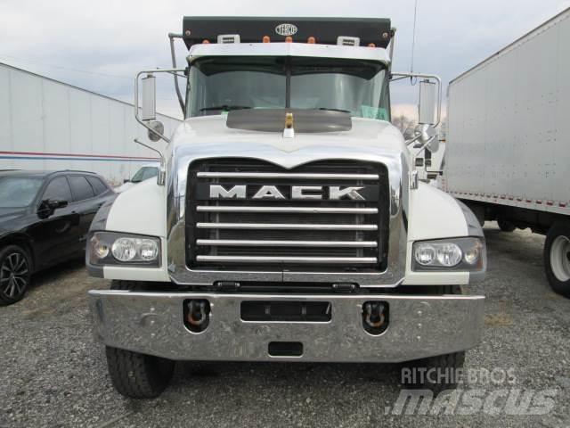Mack GR64F Lastbiler med tip
