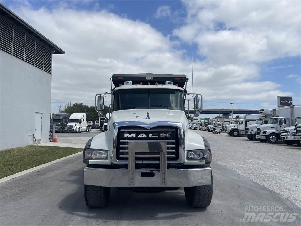 Mack GR64F Lastbiler med tip