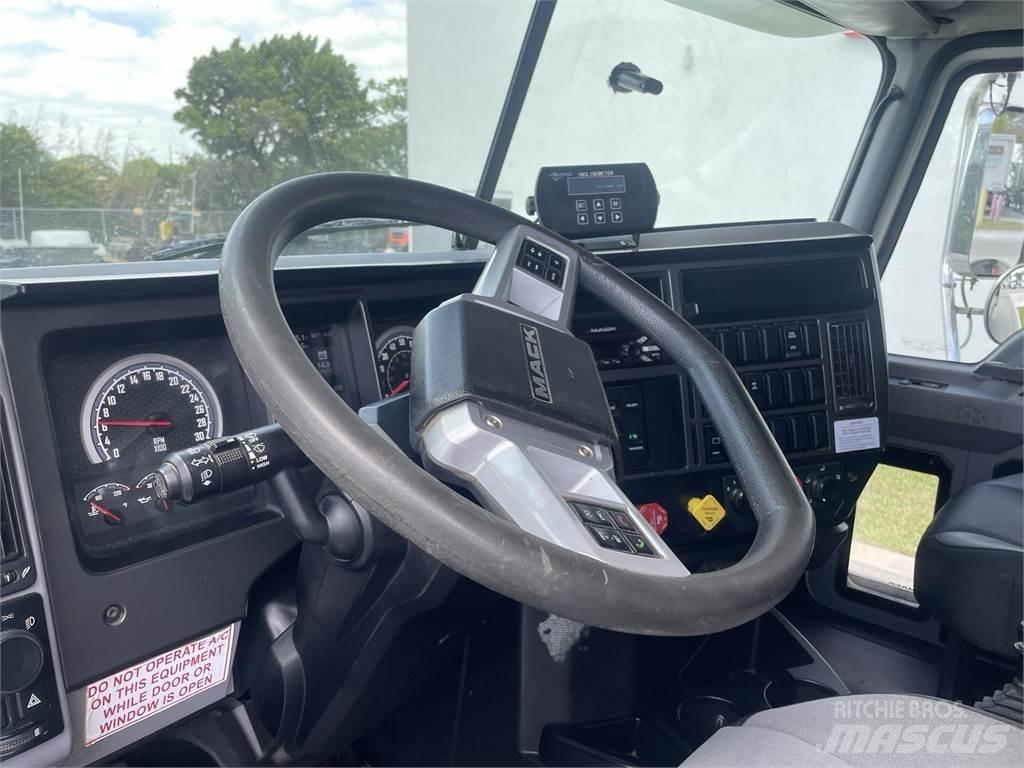Mack GR64F Lastbiler med tip