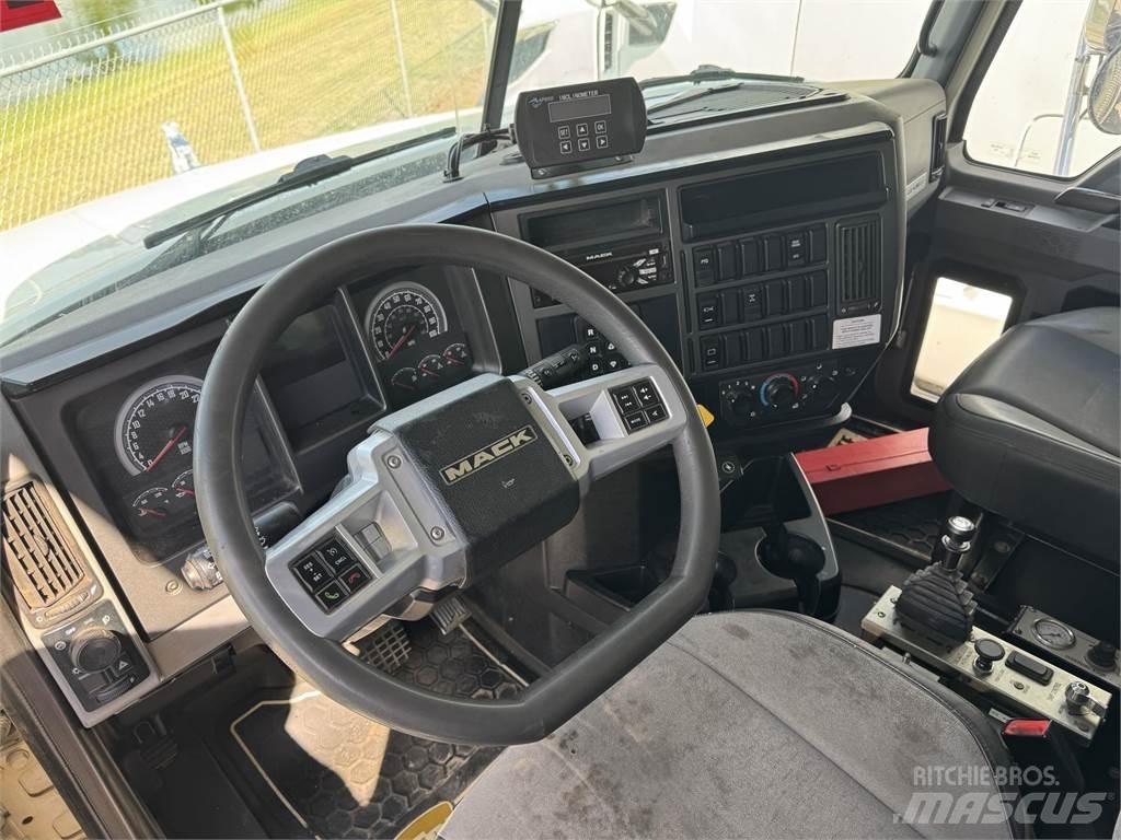 Mack GR64F Lastbiler med tip