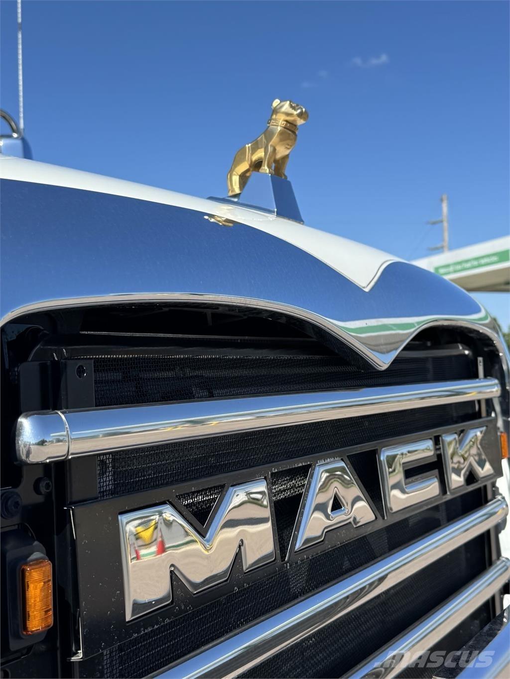 Mack GR64F Lastbiler med tip