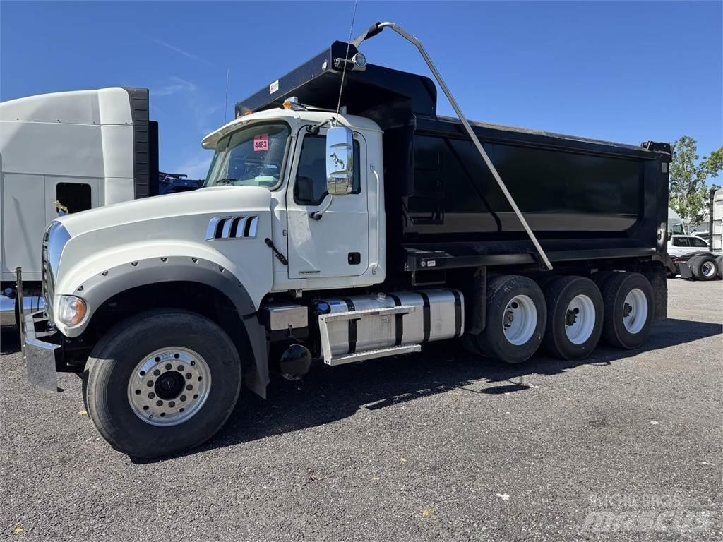 Mack GR64F Lastbiler med tip