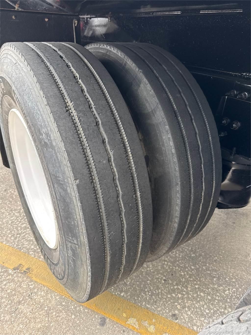 Mack GR64F Lastbiler med tip