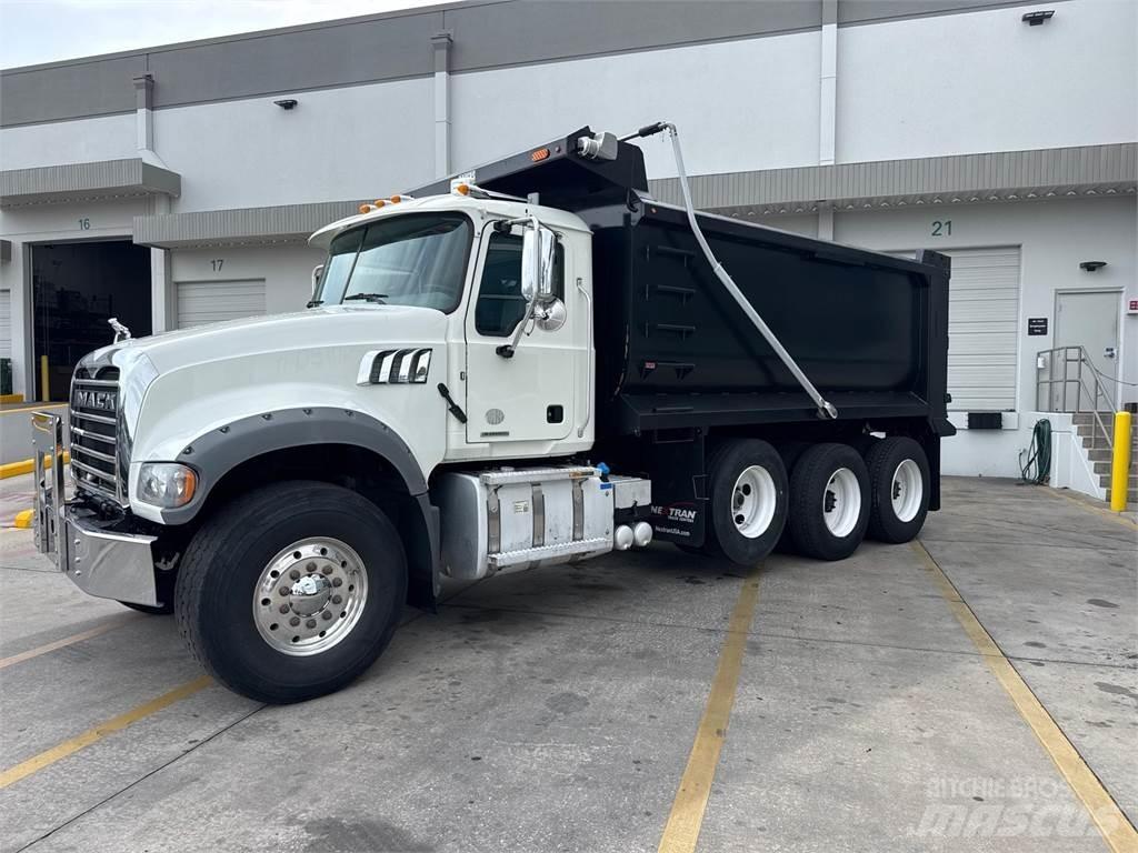 Mack GR64F Lastbiler med tip