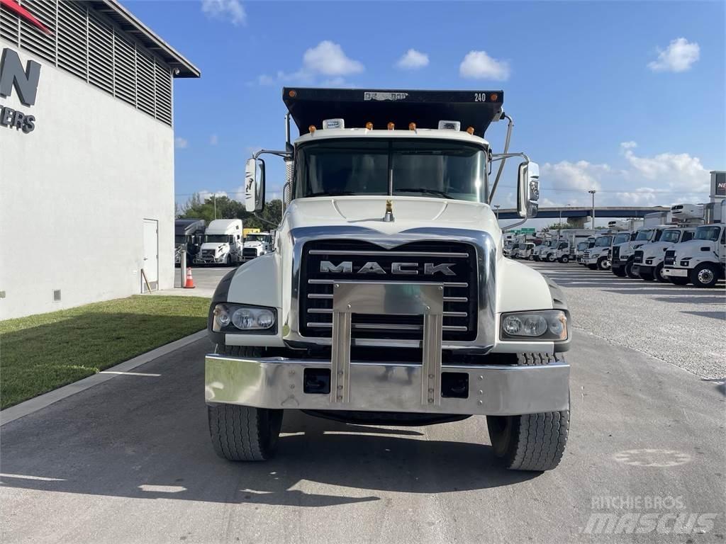 Mack GR64F Lastbiler med tip