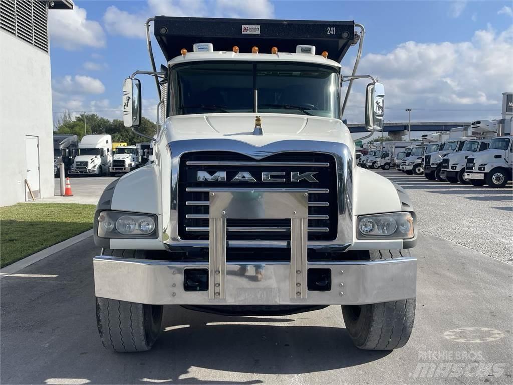 Mack GR64F Lastbiler med tip